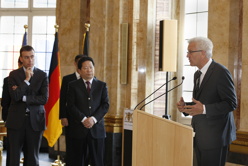 Ministerpräsident Winfried Kretschmann (r.) bei seiner Ansprache
