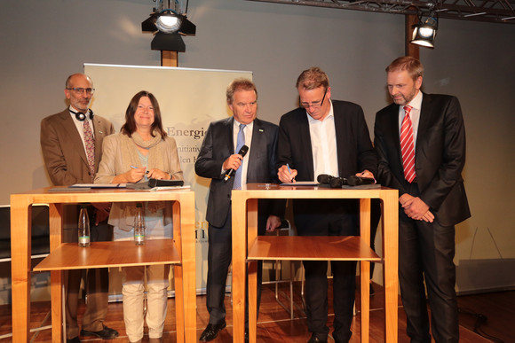 (L-R) Ken Alex - Senior Policy Advisor to Governor Brown Kalifornien/USA; Ulrike Höfken - Staatsministerin für Umwelt, Energie, Ernährung und Forsten Rheinland-Pfalz; Franz Untersteller - Minister für Umwelt, Klima und Energiewirtschaft Baden-Württemberg; Stefan Wenzel - Minister für Umwelt, Energie und Klimaschutz des Landes Niedersachsen; Volker Ratzmann - Bevollmächtigter des Landes Baden-Württemberg beim Bund