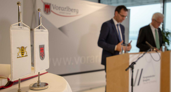 Der Landeshauptmann von Vorarlberg Markus Wallner (l.) und Ministerpräsident Winfried Kretschmann (r.) bei einer gemeinsamen Pressekonferenz in Bregenz.