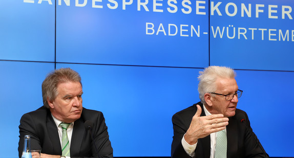 Ministerpräsident Winfried Kretschmann (r.) und Umweltminister Franz Untersteller (l.) bei der Regierungspressekonferenz (Bild: Staatsministerium Baden-Württemberg)