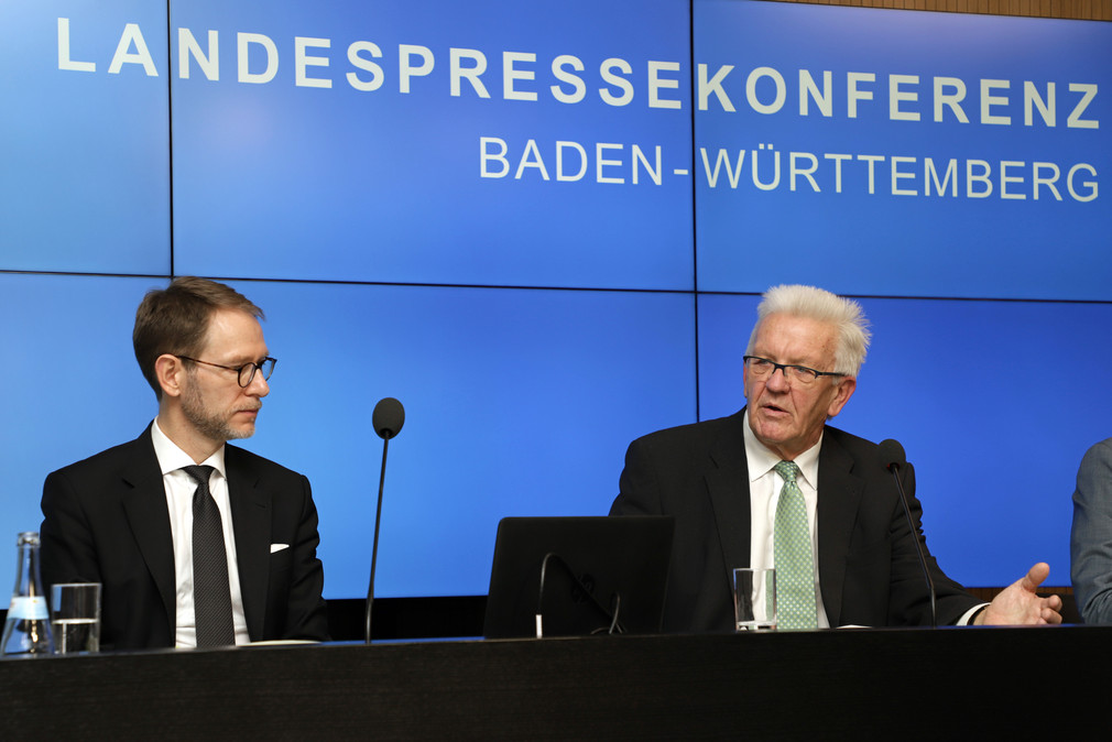 Staatssekretär Dr. Florian Stegmann (l.) und Ministerpräsident Winfried Kretschmann (r.) (Bild: Staatsministerium Baden-Württemberg)