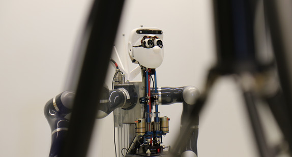 Ein Roboter mit künstlicher Intelligenz