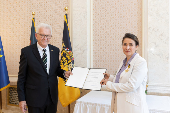 Ministerpräsident Winfried Kretschmann (l.) und Prof. Dr. Inés de Castro (r.)