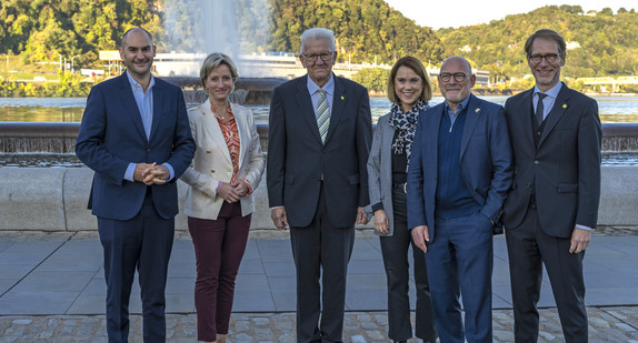 von links nach rechts: Finanzminister Dr. Danyal Bayaz, Wirtschaftsministerin Dr. Nicole Hoffmeister-Kraut, Ministerpräsident Winfried Kretschmann, Wissenschaftsministerin Petra Olschowski, Verkehrsminister Winfried Hermann und Staatsminister Dr. Florian Stegmann in Pittsburgh