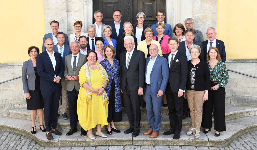 Gruppenbild des Kabinetts vor dem Deutschordensschloss in Bad Mergentheim