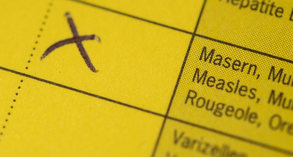  Ein Impfpass liegt auf einem Tisch.