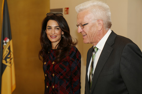 Die Menschrechtsanwältin Amal Clooney (l.) mit Ministerpräsident Winfried Kretschmann (r.).