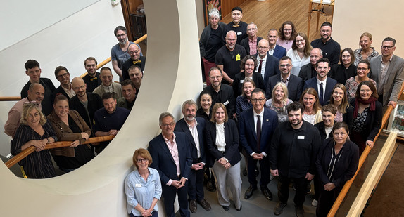Gruppenfoto der Mitarbeiterinnen und Mitarbeiter der Landesvertretung mit Ministerpräsident Cem Özdemir