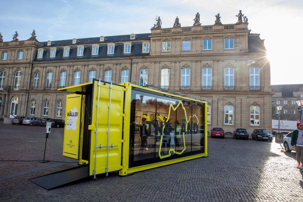 Mobiler „Fän“-Shop in Form eines umgebauten Frachtcontainers vor dem Neuen Schloss in Stuttgart
