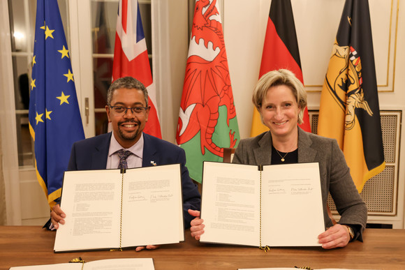 Wirtschaftsministerin Dr. Nicole Hoffmeister-Kraut (rechts) und der walisische Wirtschaftsminister Vaughan Gething (links) präsentieren die gemeinsame Erklärung zur Zusammenarbeit zwischen Baden-Württemberg und Wales.