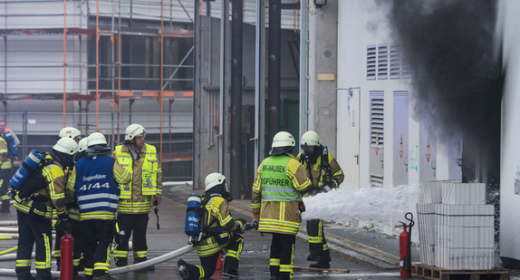 Kräfte der Feuerwehr löschen ein Feuer in einer Trafostation (Bild: © dpa) 