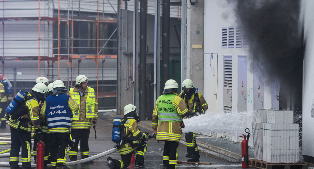 Kräfte der Feuerwehr löschen ein Feuer in einer Trafostation (Bild: © dpa) 