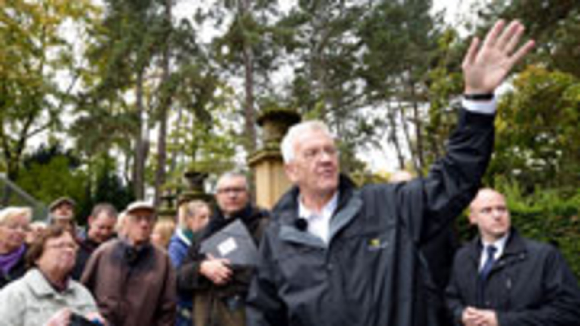 Ministerpräsident Winfried Kretschmann führt am 12. Oktober 2013 interessierte Bürger durch den Park der Villa Reitzenstein, den Amtssitz der Landesregierung (Bild: © dpa)