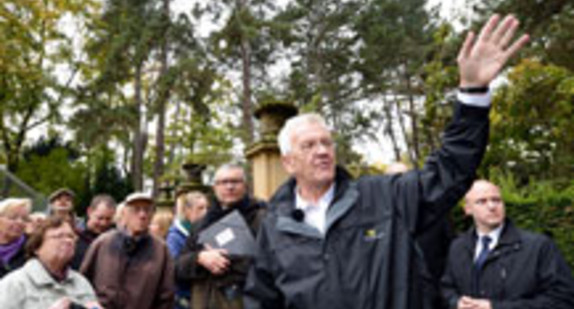 Ministerpräsident Winfried Kretschmann führt am 12. Oktober 2013 interessierte Bürger durch den Park der Villa Reitzenstein, den Amtssitz der Landesregierung (Bild: © dpa)