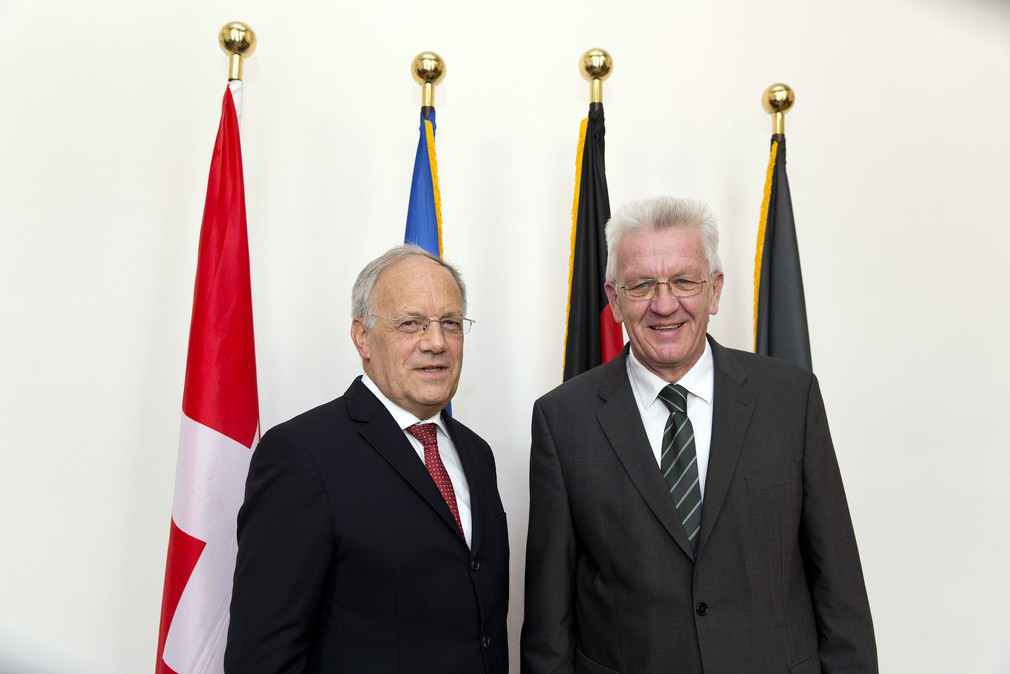 Der Schweizer Bundesrat Johann Schneider-Amann (l.) und Ministerpräsident Winfried Kretschmann (r.)