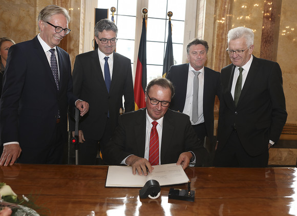 Joachim Walter, Präsident des Landkreistags Baden-Württemberg, bei der Unterzeichnung