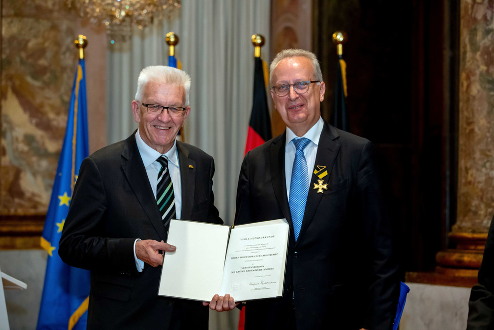 Ministerpräsident Winfried Kretschmann (l.) und Prof. Eberhard Trumpp (r.) 