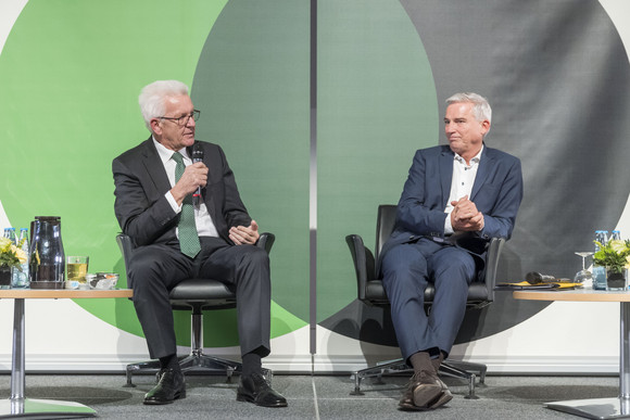 Ministerpräsident Winfried Kretschmann (l.) und Innenminister Thomas Strobl (r.) (Bild: Staatsministerium Baden-Württemberg)