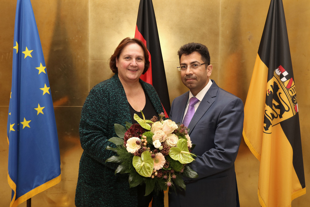 Staatsministerin Theresa Schopper (l.) und Mirza Dinnayi (r.) (Bild: Staatsministerium Baden-Württemberg)