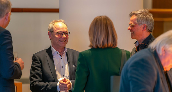 Unterhalten sich angeregt im Foyer der Landesvertretung: Kai Gniffke, Julia Jäkel (von hinten) und Rudi Hoogvliet