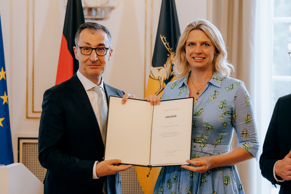 Ministerpräsident Cem Özdemir (links) und Sarah Schweizer (rechts), Staatssekretärin im Ministerium für Ländlichen Raum, Landwirtschaft und Heimat
