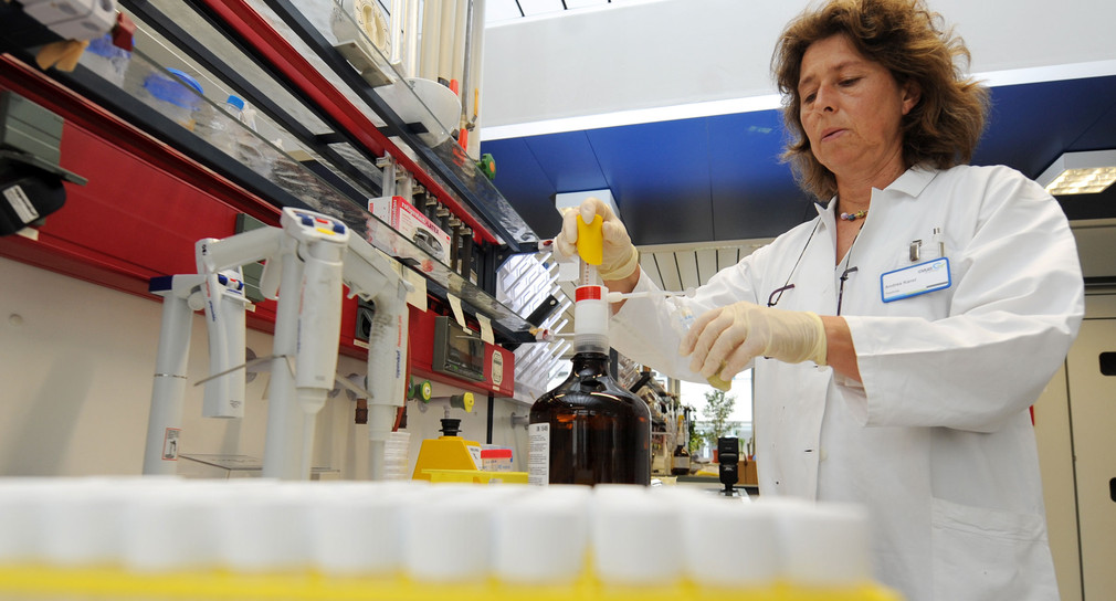 Eine Laborantin untersucht Lebensmittel im Chemischen- und Veterinäruntersuchungsamt Stuttgart. (Foto: © dpa)