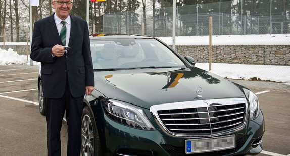Ministerpräsident Winfried Kretschmann mit seinem neuen Dienstwagen