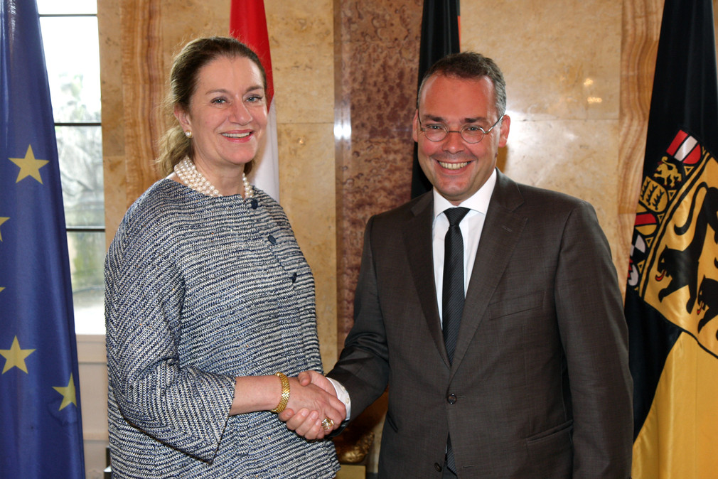 Minister Peter Friedrich (r.) und die Botschafterin der Niederlande, Monique van Daalen (l.)