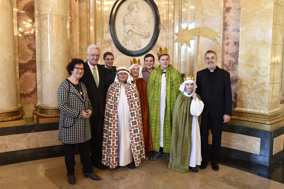 Hilfsaktion Kretschmann empfängt Sternsinger Ministerpräsident Winfried Kretschmann und seine Frau Gerlinde mit Sternsingern von der Seelsorgeeinheit Mudau