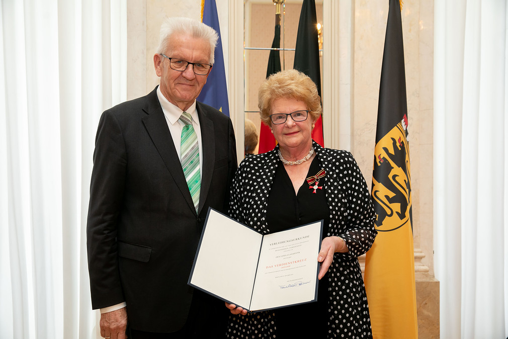 Ministerpräsident Winfried Kretschmann (l.) und Gisela Lasartzyk (r.) (Bild: Staatsministerium Baden-Württemberg)