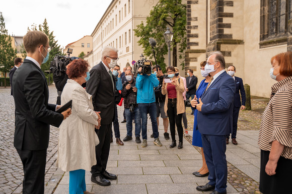 v.l.n.r.: v.l.n.r.: Staatssekretär Dr. Florian Stegmann, Ministerpräsident Winfried Kretschmann mit Ehefrau Gerlinde treffen Reiner Haseloff, Ministerpräsident von Sachsen-Anhalt, in Wittenberg (Bild: Staatsministerium Baden-Württemberg)