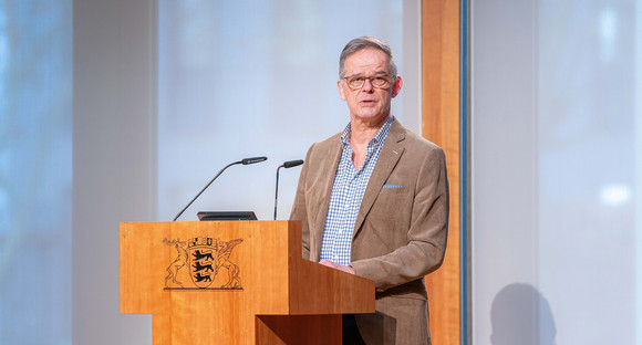 Staatssekretär Rudi Hoogvliet, Bevollmächtigter des Landes Baden-Württemberg beim Bund begrüßt die Gäste