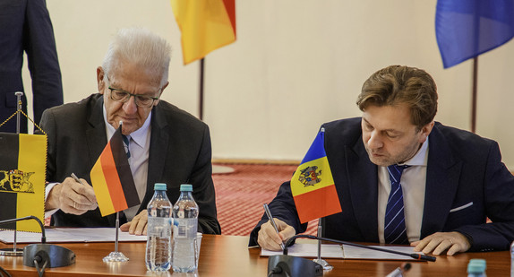 Ministerpräsident Winfried Kretschmann (links) und der stellvertretende von Molda Premierminister Dumitru Alaiba (rechts) unterzeichnen eine Absichterklärung. 