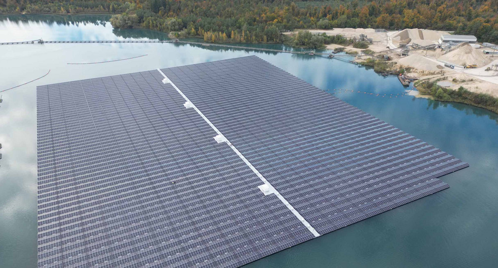 Die derzeit größte Photovoltaik-Anlage auf einem See, aufgenommen mit einer Drohne. 