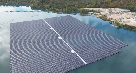 Die derzeit größte Photovoltaik-Anlage auf einem See, aufgenommen mit einer Drohne. 