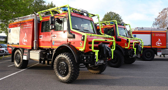 Übergabe Tanklöschfahrzeuge Waldbrand
