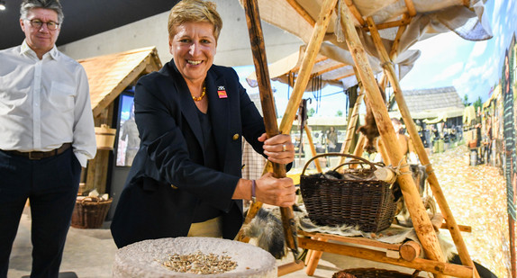 Ministerin Nicole Razavi MdL im neuen Heidengrabenzentrum in Erkenbrechtsweiler