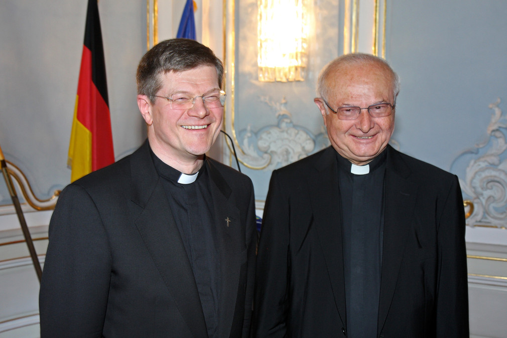 Der designierte Erzbischof Stephan Burger (l.) und der bisherige Erzbischof Robert Zollitsch (r.)