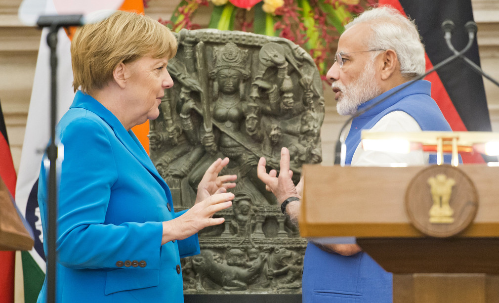 In Neu Delhi würdigte Indiens Premierminister Narendra Modi am 5. Oktober 2015 im Beisein von Bundeskanzlerin Angela Merkel die Rückgabe der rund 1.300 Jahre alten Statue der Hindu-Göttin „Durga“ aus dem Linden-Museum Stuttgart. 