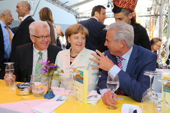 Ministerpräsident Winfried Kretschmann (l.), Bundeskanzlerin Angela Merkel (M.) und der baden-württembergische Minister für Inneres, Digitalisierung und Migration und stellvertretende Ministerpräsident, Thomas Strobl (r.)