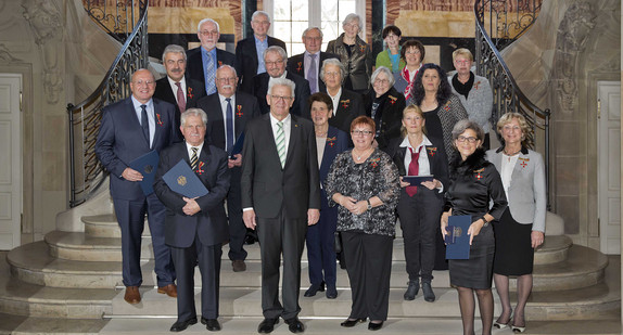 Gruppenbild mit Ministerpräsident Winfried Kretschmann und den Ordensträgerinnen und -trägern