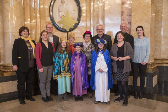 Ministerpräsident Winfried Kretschmann und seine Frau Gerlinde (M.) mit dem Kinderfilmteam „Weißt du, wer die Sternsinger sind?“