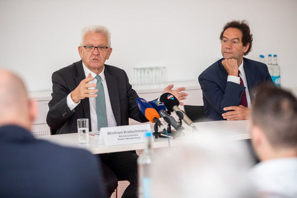 Ministerpräsident Winfried Kretschmann (l.) und Prof. Dr. med. Götz Martin Richter (r.), Ärztlicher Direktor am Klinikum Stuttgart, bei der Pressekonferenz