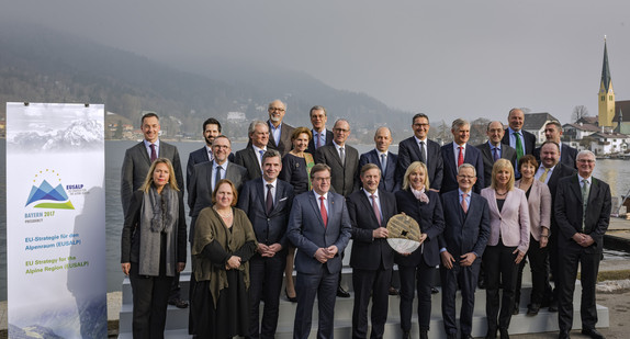 Gruppenfoto der EUSALP Generalversammlung mit Staatssekretärin Theresa Schopper (vordere Reihe 2.v.l.)
