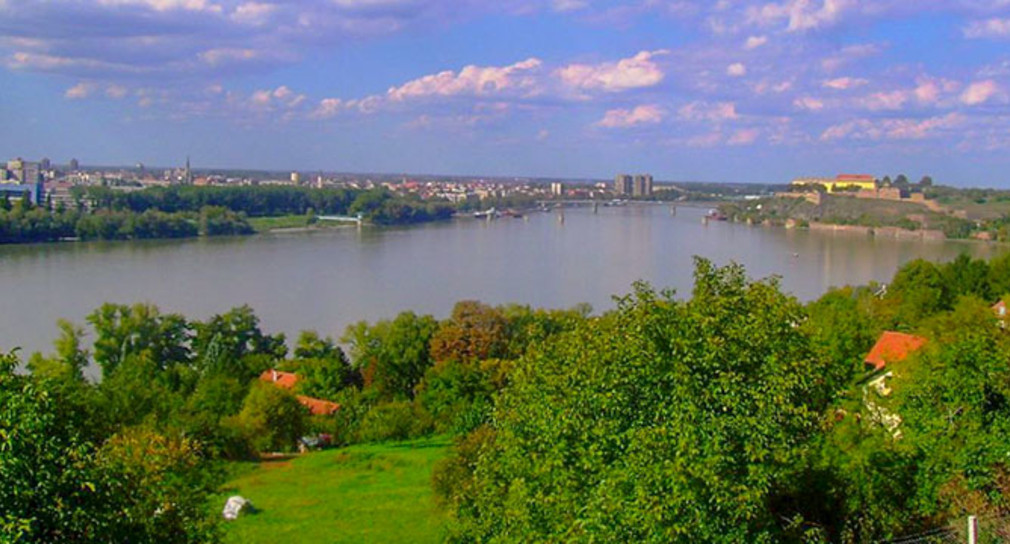 Blick  von Sremska Kamenica auf Novi Sad in Serbien (Bild: flickr.com; Filip Knežić, CC BY).