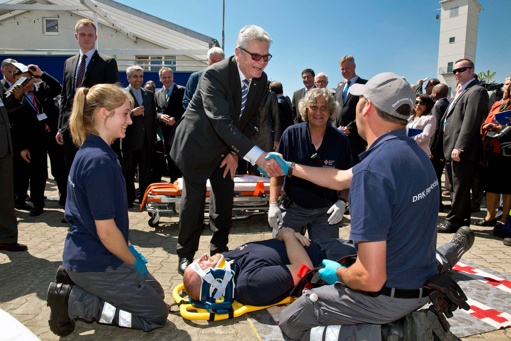 Bundespräsident Joachim Gauck (M.) begrüßt Mitglieder des Deutschen Roten Kreuzes