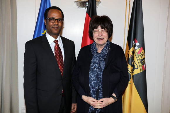 Antrittsbesuch Staatsrätin Erler empfängt äthiopischen Botschafter Staatsrätin Gisela Erler (r.) und Äthiopiens Botschafter Kuma Demeksa Tokon (l.)