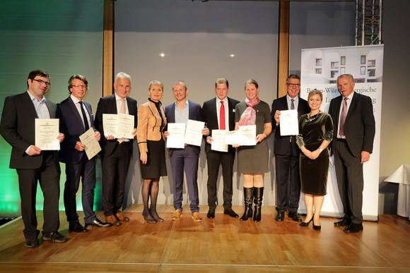 Sonderwettbewerb um die "Besten Württemberger" (L-R) Vertreter folgender Betriebe: Keicher, Staatsweingut Weinsberg, Fellbacher Weingärtner, Staatssekretärin Gurr-Hirsch, Willy, Weibler, Weinmanufaktur Untertürkheim, Weingärtner Stromberg-Zabergäu. Außerdem Staatssekretärin Friedlinde Gurr Hirsch sowie rechts außen Weinkönigin Carolin Klöckner mit Weinbaupräsident Hermann Hohl