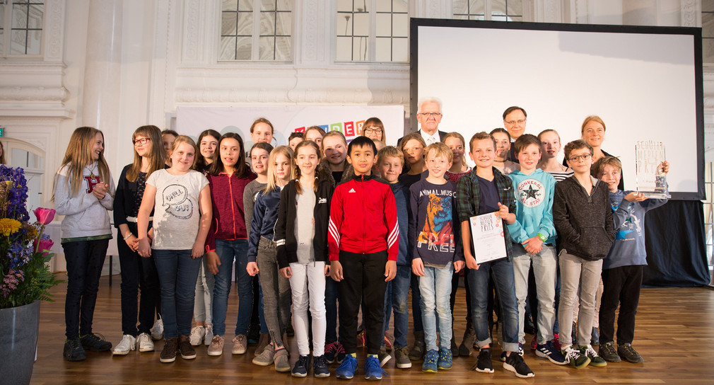 Siegerfoto der Kinder der Klasse 4a und 4b der Stefan-Rahl-Grundschule Ravensburg mit ihrem Beitrag „An apple a day“ (Bild: © Jeanette Bak Photography)
