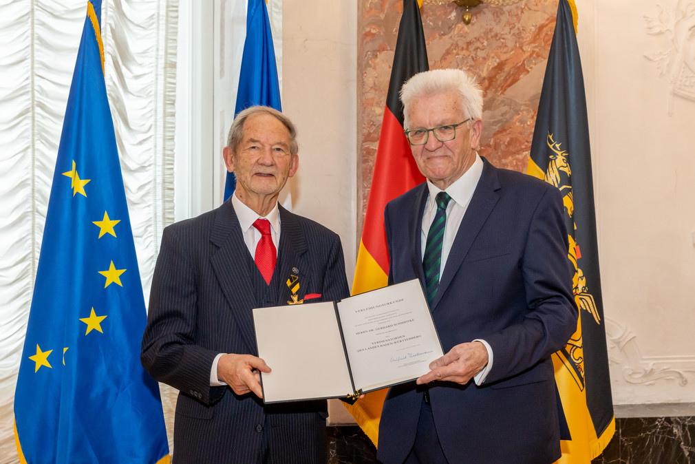 Ministerpräsident Winfried Kretschmann (rechts) und Dr. Gerhard Schmidtke (links)